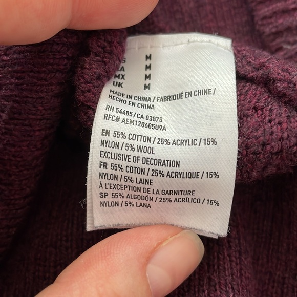 A&E Quilted looking Burgundy Sweater with back Zipper detail, size M - Picture 5 of 6